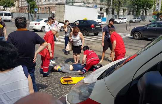 Новини Вінниці / ДТП у центрі Вінниці: для порятунку непритомної дівчини приїхало дві карети швидкої. Подробиці (ФОТО)