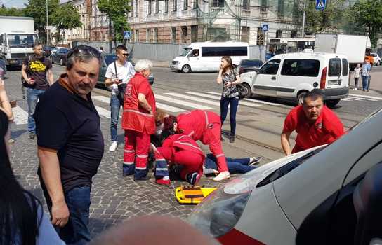 Новини Вінниці / ДТП у центрі Вінниці: для порятунку непритомної дівчини приїхало дві карети швидкої. Подробиці (ФОТО)