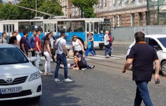 Новини Вінниці / ДТП у центрі Вінниці: для порятунку непритомної дівчини приїхало дві карети швидкої. Подробиці (ФОТО)