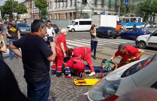 Новини Вінниці / ДТП у центрі Вінниці: для порятунку непритомної дівчини приїхало дві карети швидкої. Подробиці (ФОТО)