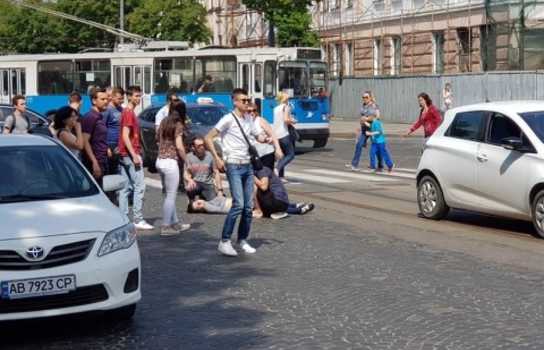 Новини Вінниці / ДТП у центрі Вінниці: для порятунку непритомної дівчини приїхало дві карети швидкої. Подробиці (ФОТО)