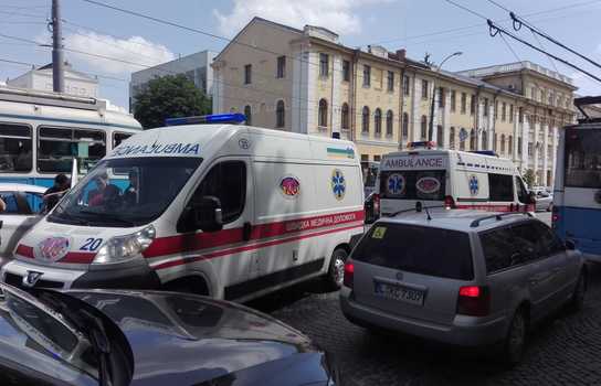 Новини Вінниці / ДТП у центрі Вінниці: для порятунку непритомної дівчини приїхало дві карети швидкої. Подробиці (ФОТО)