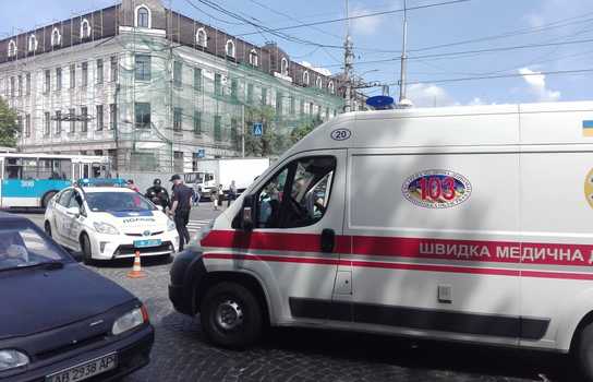 Новини Вінниці / ДТП у центрі Вінниці: для порятунку непритомної дівчини приїхало дві карети швидкої. Подробиці (ФОТО)