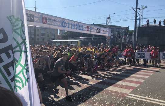 Новини Вінниці / Понад тисячу спортсменів пробігли вулицями Вінниці, а чотири сотні здолали напівмарафон (ФОТО)