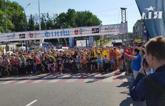 Новини Вінниці / Понад тисячу спортсменів пробігли вулицями Вінниці, а чотири сотні здолали напівмарафон (ФОТО)