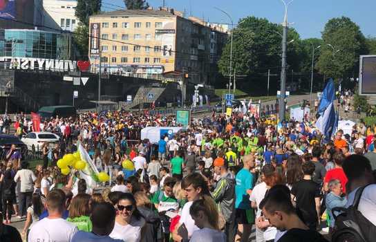 Новини Вінниці / Понад тисячу спортсменів пробігли вулицями Вінниці, а чотири сотні здолали напівмарафон (ФОТО)