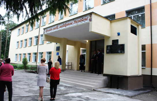 Новини Вінниці / Із саджанцями калини прийшли на останній дзвінок випускники Уланівської ЗОШ на Вінниччині (ФОТО)