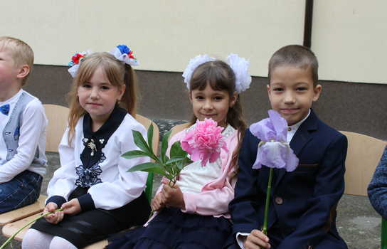 Новини Вінниці / Із саджанцями калини прийшли на останній дзвінок випускники Уланівської ЗОШ на Вінниччині (ФОТО)