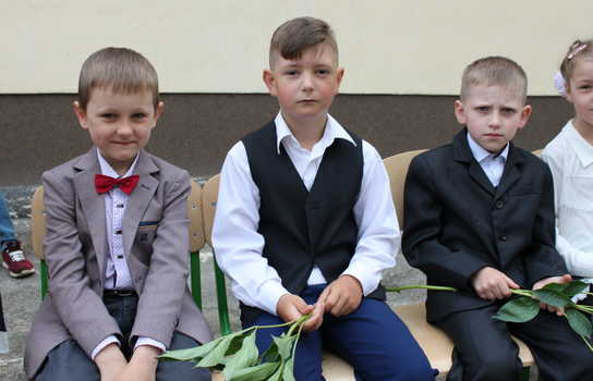 Новини Вінниці / Із саджанцями калини прийшли на останній дзвінок випускники Уланівської ЗОШ на Вінниччині (ФОТО)