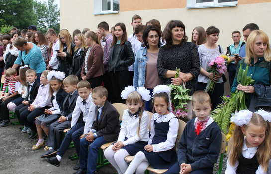 Новини Вінниці / Із саджанцями калини прийшли на останній дзвінок випускники Уланівської ЗОШ на Вінниччині (ФОТО)