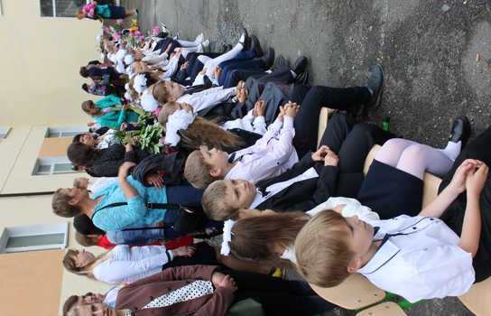 Новини Вінниці / Із саджанцями калини прийшли на останній дзвінок випускники Уланівської ЗОШ на Вінниччині (ФОТО)