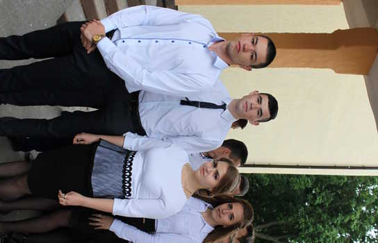 Новини Вінниці / Із саджанцями калини прийшли на останній дзвінок випускники Уланівської ЗОШ на Вінниччині (ФОТО)