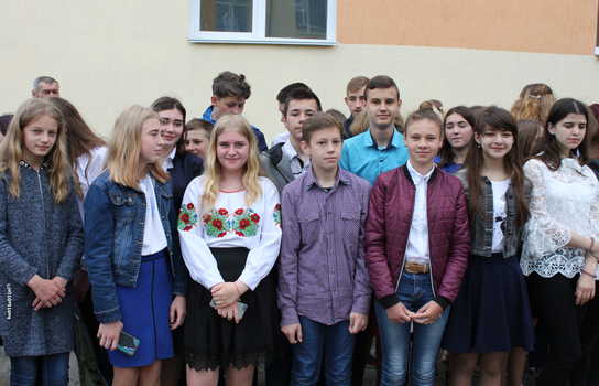 Новини Вінниці / Із саджанцями калини прийшли на останній дзвінок випускники Уланівської ЗОШ на Вінниччині (ФОТО)