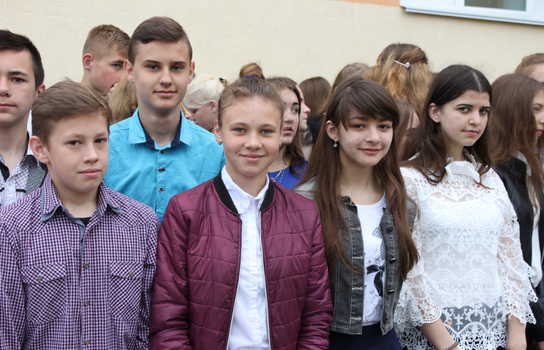 Новини Вінниці / Із саджанцями калини прийшли на останній дзвінок випускники Уланівської ЗОШ на Вінниччині (ФОТО)