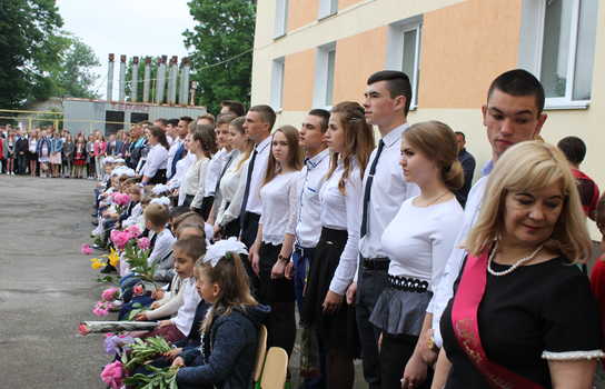Новини Вінниці / Із саджанцями калини прийшли на останній дзвінок випускники Уланівської ЗОШ на Вінниччині (ФОТО)
