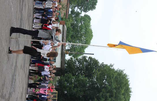 Новини Вінниці / Із саджанцями калини прийшли на останній дзвінок випускники Уланівської ЗОШ на Вінниччині (ФОТО)