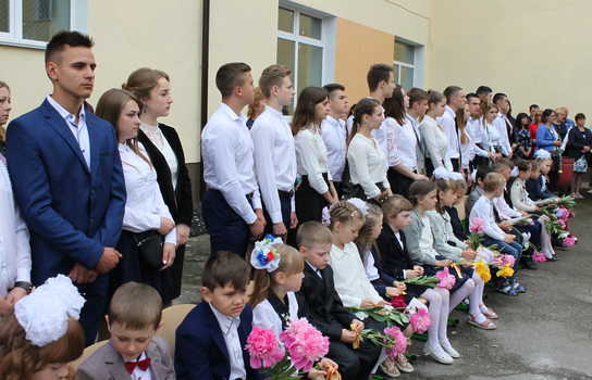 Новини Вінниці / Із саджанцями калини прийшли на останній дзвінок випускники Уланівської ЗОШ на Вінниччині (ФОТО)