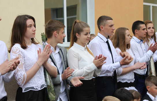 Новини Вінниці / Із саджанцями калини прийшли на останній дзвінок випускники Уланівської ЗОШ на Вінниччині (ФОТО)