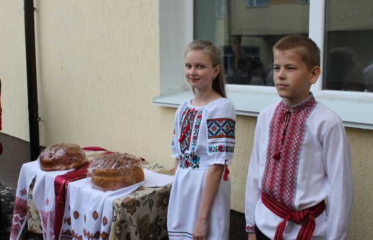 Новини Вінниці / Із саджанцями калини прийшли на останній дзвінок випускники Уланівської ЗОШ на Вінниччині (ФОТО)