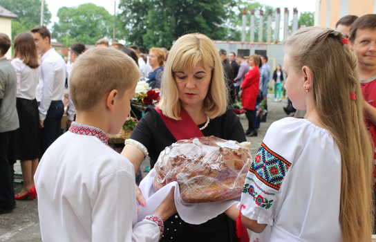 Новини Вінниці / Із саджанцями калини прийшли на останній дзвінок випускники Уланівської ЗОШ на Вінниччині (ФОТО)