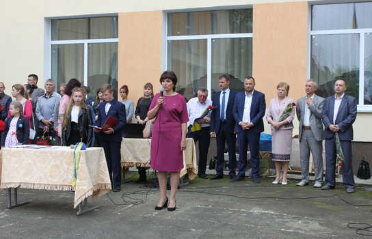 Новини Вінниці / Із саджанцями калини прийшли на останній дзвінок випускники Уланівської ЗОШ на Вінниччині (ФОТО)