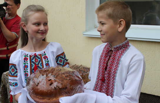 Новини Вінниці / Із саджанцями калини прийшли на останній дзвінок випускники Уланівської ЗОШ на Вінниччині (ФОТО)