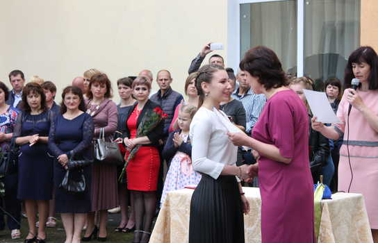 Новини Вінниці / Із саджанцями калини прийшли на останній дзвінок випускники Уланівської ЗОШ на Вінниччині (ФОТО)