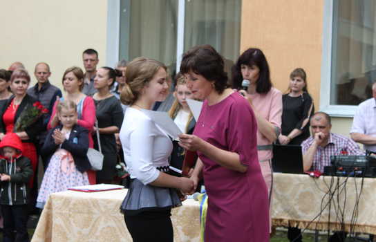 Новини Вінниці / Із саджанцями калини прийшли на останній дзвінок випускники Уланівської ЗОШ на Вінниччині (ФОТО)