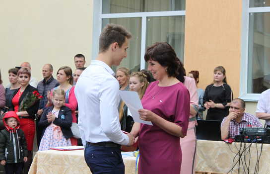 Новини Вінниці / Із саджанцями калини прийшли на останній дзвінок випускники Уланівської ЗОШ на Вінниччині (ФОТО)