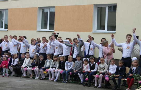 Новини Вінниці / Із саджанцями калини прийшли на останній дзвінок випускники Уланівської ЗОШ на Вінниччині (ФОТО)