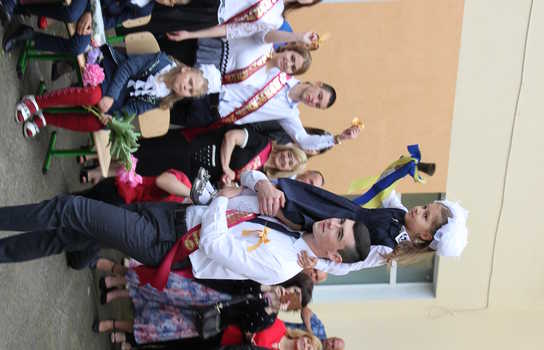 Новини Вінниці / Із саджанцями калини прийшли на останній дзвінок випускники Уланівської ЗОШ на Вінниччині (ФОТО)