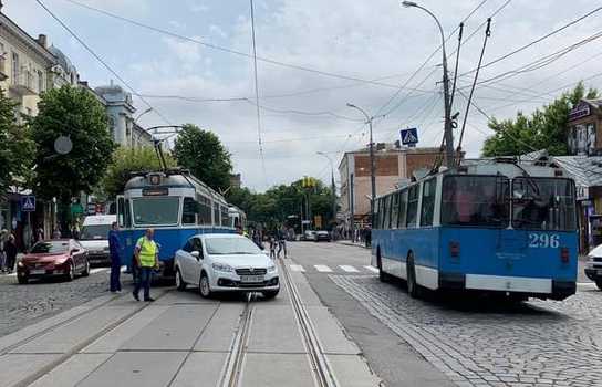 Новини Вінниці / Аварія в центрі Вінниці. Рух транспорту регулювався у ручному режимі (ФОТО)