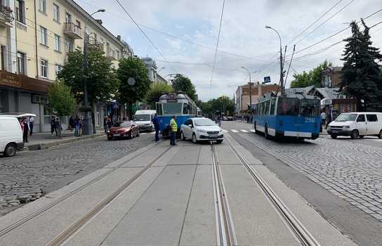 Новини Вінниці / Аварія в центрі Вінниці. Рух транспорту регулювався у ручному режимі (ФОТО)