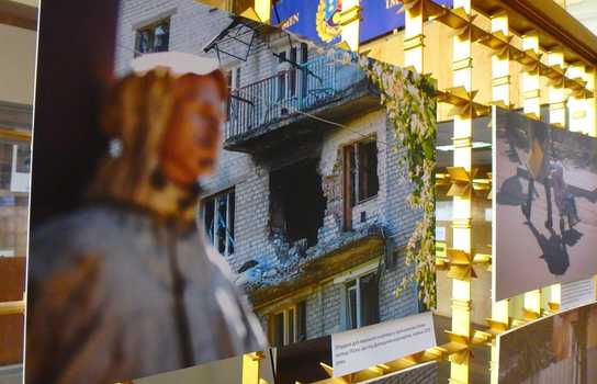 Новини Вінниці / «Полинове дитинство» на лінії фронту демонструють на фотовиставці у Вінниці  (ФОТО) 