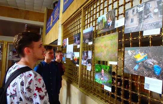 Новини Вінниці / «Полинове дитинство» на лінії фронту демонструють на фотовиставці у Вінниці  (ФОТО) 