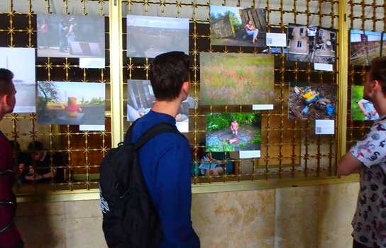 Новини Вінниці / «Полинове дитинство» на лінії фронту демонструють на фотовиставці у Вінниці  (ФОТО) 