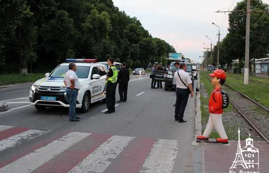 Новини Вінниці / У Вінниці на «зебрі» швидка збила 14-річну дівчинку на велосипеді: дитина в реанімації (ФОТО)