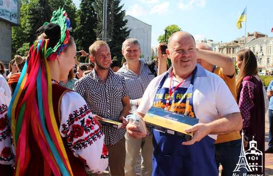 Новини Вінниці / Митці з України, Польщі, Грузії, Таджикистану, Киргизстану та Китаю боротимуться за титул «Кращого художника» у Вінниці (ФОТО, ВІДЕО)