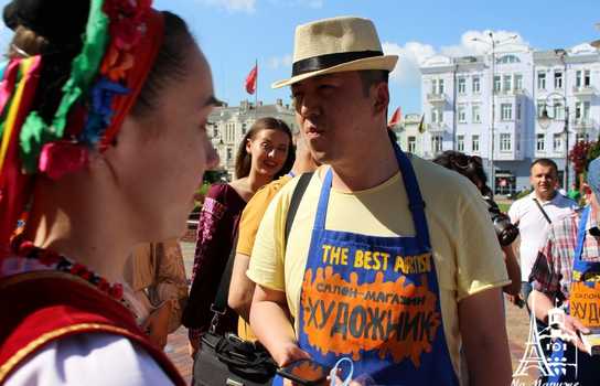 Новини Вінниці / Митці з України, Польщі, Грузії, Таджикистану, Киргизстану та Китаю боротимуться за титул «Кращого художника» у Вінниці (ФОТО, ВІДЕО)