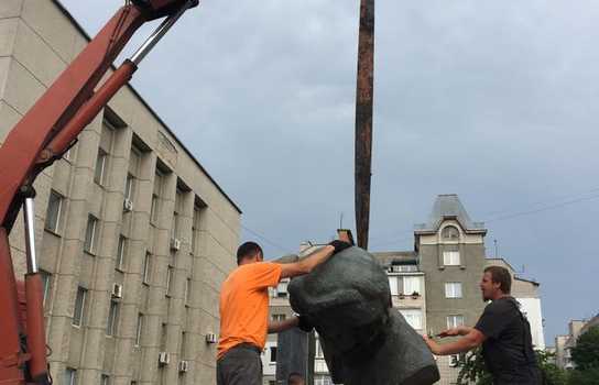 Новини Вінниці / У Вінниці демонтували погруддя революціонеру-демократу Петру Запорожцю