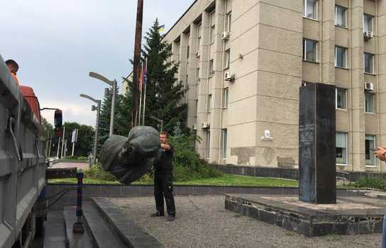 Новини Вінниці / У Вінниці демонтували погруддя революціонеру-демократу Петру Запорожцю