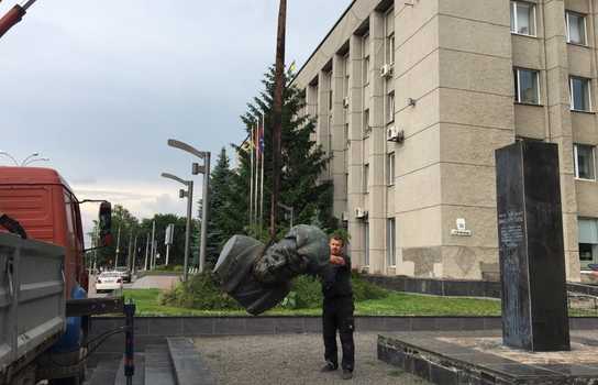 Новини Вінниці / У Вінниці демонтували погруддя революціонеру-демократу Петру Запорожцю