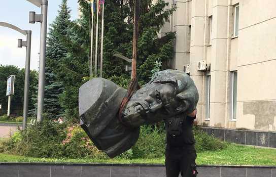 Новини Вінниці / У Вінниці демонтували погруддя революціонеру-демократу Петру Запорожцю