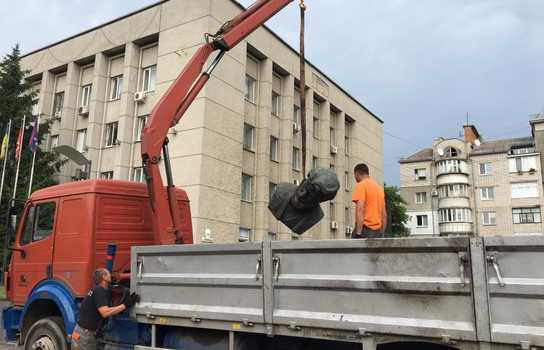 Новини Вінниці / У Вінниці демонтували погруддя революціонеру-демократу Петру Запорожцю