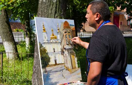 Новини Вінниці / Художник Жанибек Суйунбеков із Киргизстану рік збирав кошти, щоб намалювати Вінницю (ФОТО)