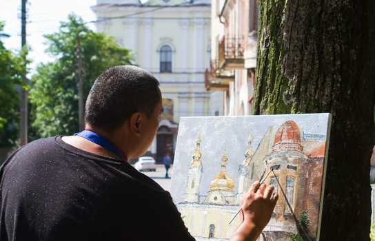 Новини Вінниці / Художник Жанибек Суйунбеков із Киргизстану рік збирав кошти, щоб намалювати Вінницю (ФОТО)