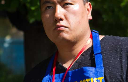 Новини Вінниці / Художник Жанибек Суйунбеков із Киргизстану рік збирав кошти, щоб намалювати Вінницю (ФОТО)