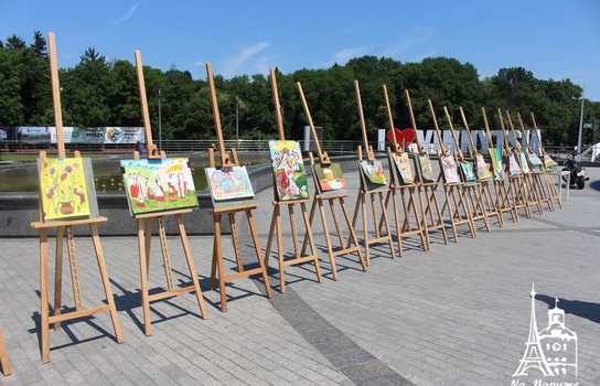 Новини Вінниці / «Енергію добра» намалювали у Вінниці відомі художники із шести країн, юні митці та місцеві «зірки»: разом встановили рекорд України (ФОТО, ВІДЕО)