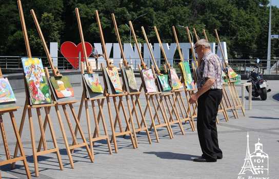 Новини Вінниці / «Енергію добра» намалювали у Вінниці відомі художники із шести країн, юні митці та місцеві «зірки»: разом встановили рекорд України (ФОТО, ВІДЕО)