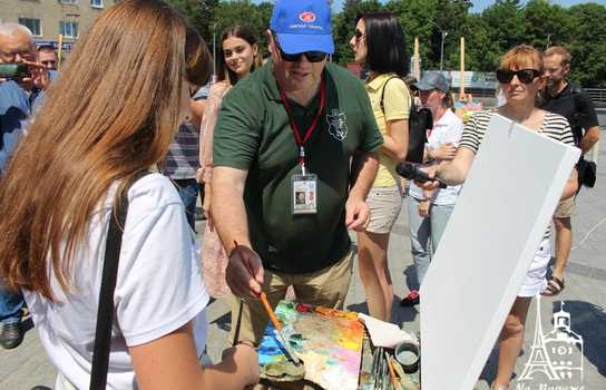 Новини Вінниці / «Енергію добра» намалювали у Вінниці відомі художники із шести країн, юні митці та місцеві «зірки»: разом встановили рекорд України (ФОТО, ВІДЕО)